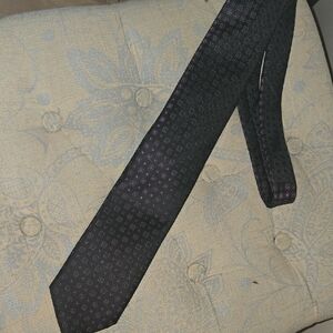 Brioni Imported Elegant Silk Necktie. Blk N Raspberry